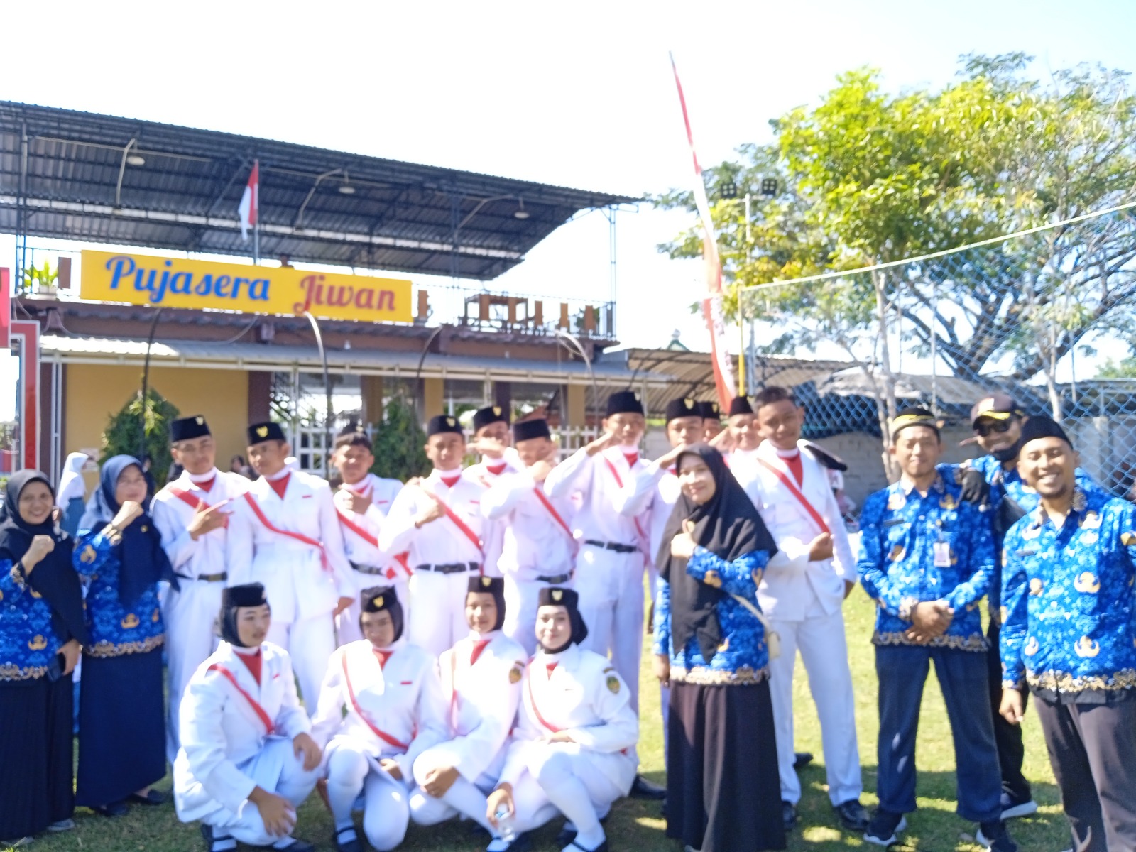 Paskibraka SMKN 1 Jiwan pada Upacara HUT RI ke-79 di Lapangan kecamatan Jiwan